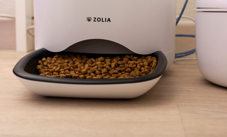 An automatic pet food dispenser